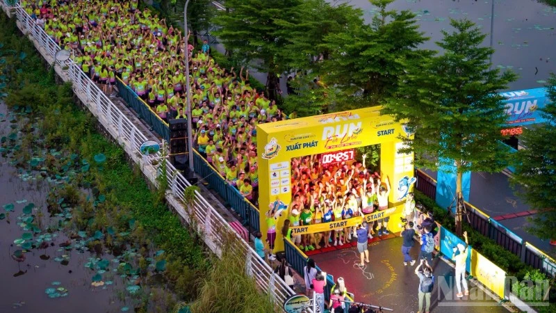 Atletas con discapacidad visual participan en carrera organizada por Vietnam Airlines 