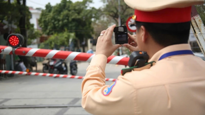 Áp dụng mức phạt mới, xử lý hơn 100 trường hợp vi phạm an toàn đường sắt trong ngày đầu