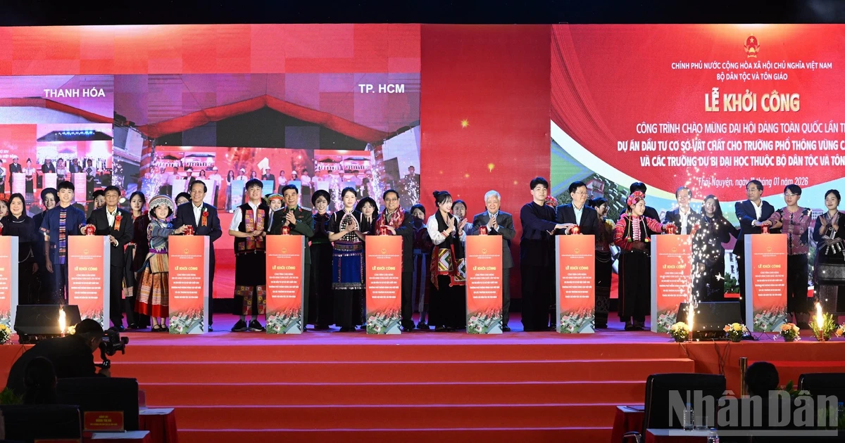 Премьер-министр Фам Минь Тьинь и руководители Партии и Государства проводят церемонию закладки первого камня.