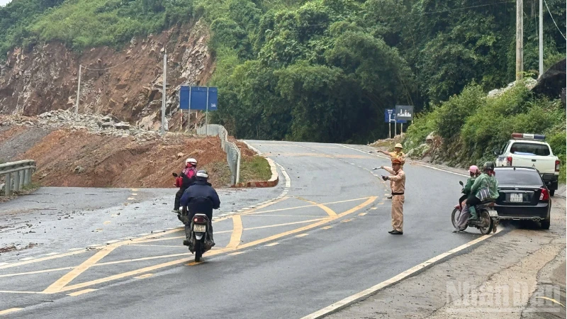 Mưa lớn gây sạt lở, ách tắc nhiều điểm trên Quốc lộ 6 qua tỉnh Điện Biên