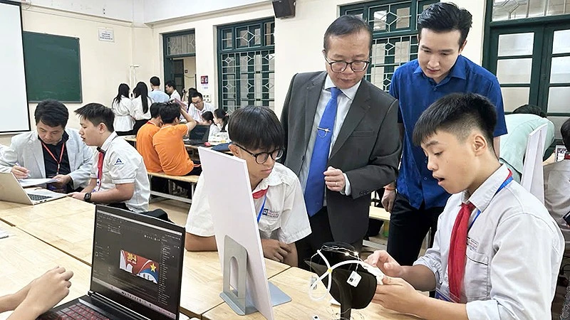 Robot tuần tra, phần mềm học lịch sử VR xuất hiện ở Hội thi Tin học trẻ thành phố Hà Nội