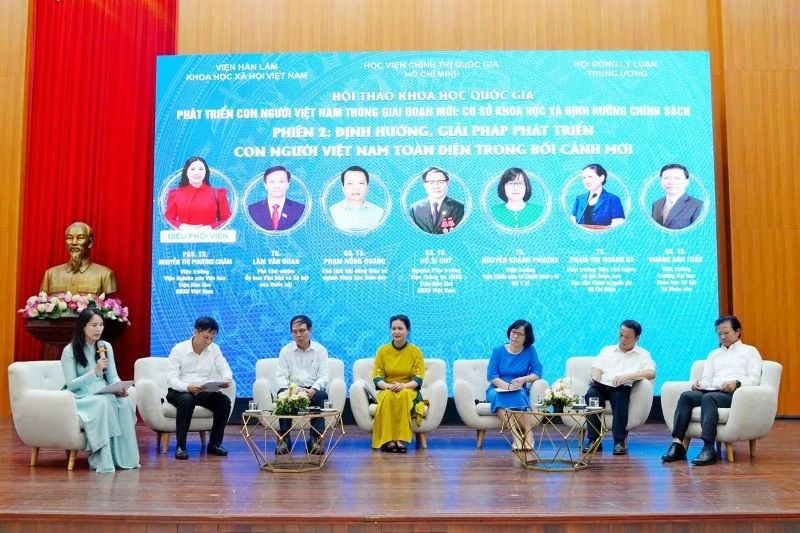 Đặt con người ở vị trí trung tâm chiến lược phát triển đất nước trong kỷ nguyên số và hội nhập quốc tế