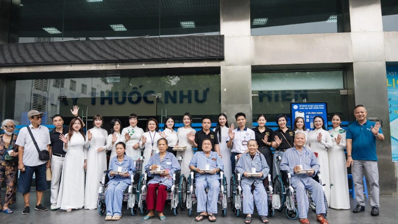 Trao tặng 1.000 suất ăn 0 đồng và xe lăn cho bệnh nhân tại Bệnh viện Nội tiết Trung ương