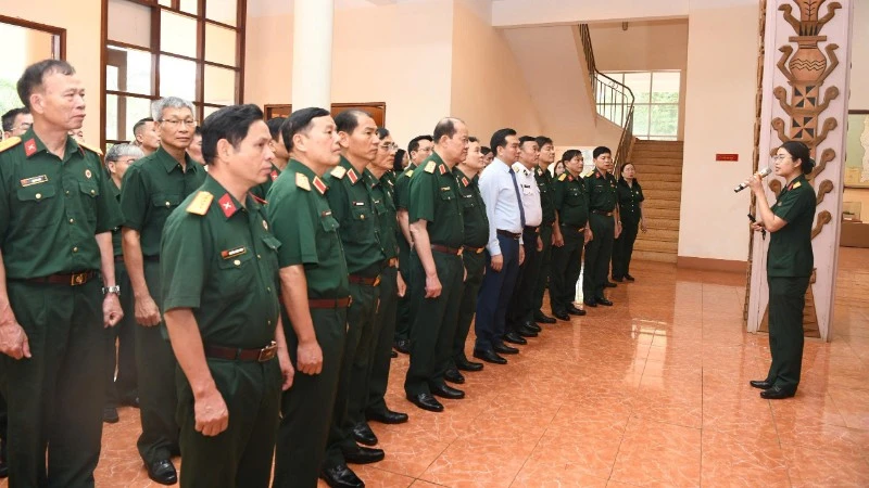 Đoàn đại biểu Hội Cựu chiến binh Việt Nam tham quan Bảo tàng Quân đoàn 34