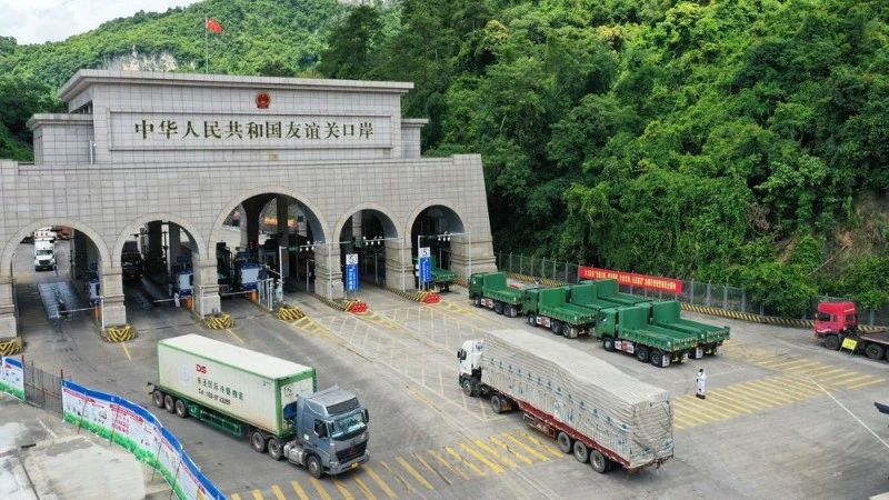 Customs clearance activities at Youyi Guan, Guangxi, China. (Photo: ifeng.com)