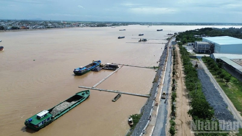 Đồng Tháp: Tăng tốc thi công kè chống xói lở bờ sông Tiền