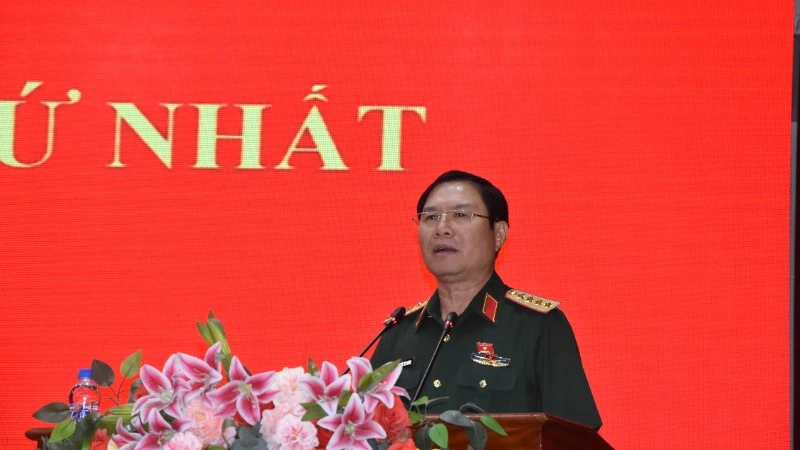 Đại tướng Nguyễn Tân Cương tiếp xúc cử tri và tặng quà tại tỉnh Đồng Tháp