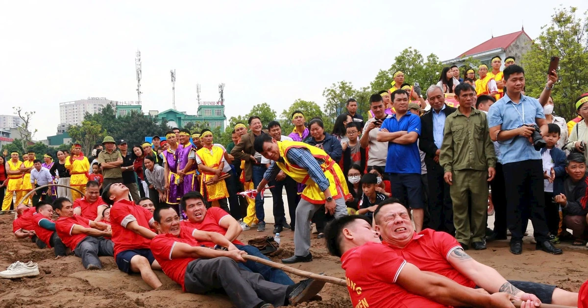 The Huong Canh tugging team (Binh Nguyen Commune, Phu Tho).