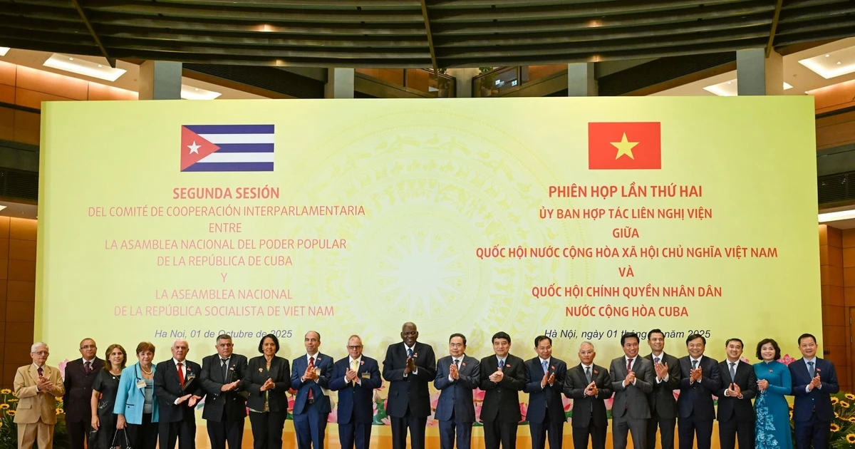 Vietnamese National Assembly Chairman Tran Thanh Man and Cuban National Assembly Chairman Esteban Lazo Hernandez with delegates of both countries attend the session. (Photo: DUY LINH)