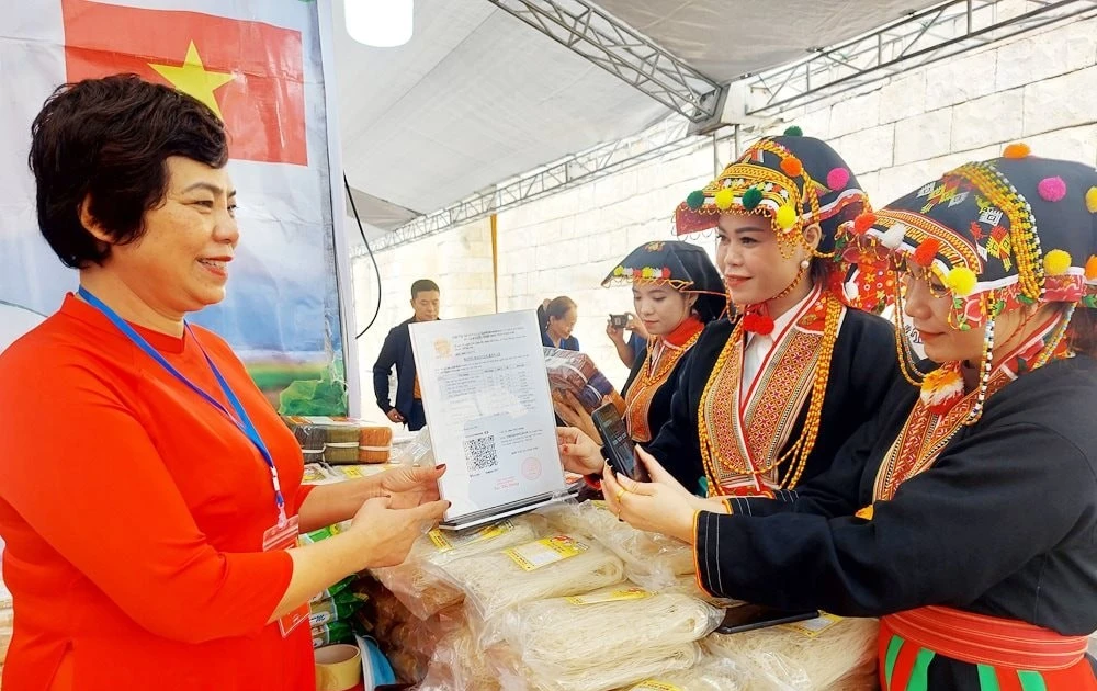With just a mobile phone, people can now carry out all kinds of transactions, from purchases and payments to personal financial management quickly and efficiently. (Photo: BBG)