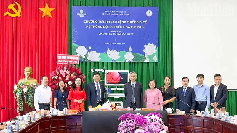 Vĩnh Long tiếp nhận hệ thống nội soi tiêu hóa do gia đình Giáo sư Đào Văn Long trao tặng