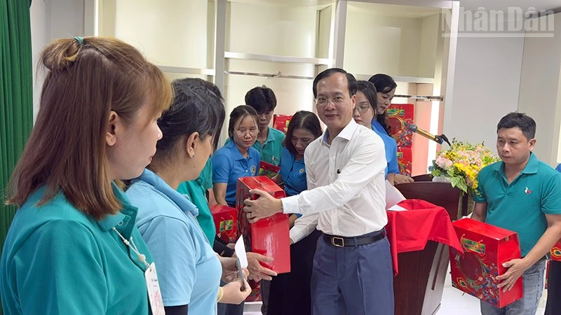 Chủ tịch Ủy ban nhân dân tỉnh Vĩnh Long tặng quà cho đoàn viên công đoàn