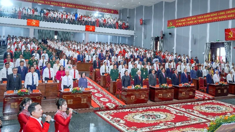 Ритуал приветствия флага и исполнения государственного гимна на открытии съезда.