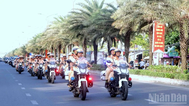 Tỏa sáng “sắc phục màu nắng” vùng sông nước Cà Mau