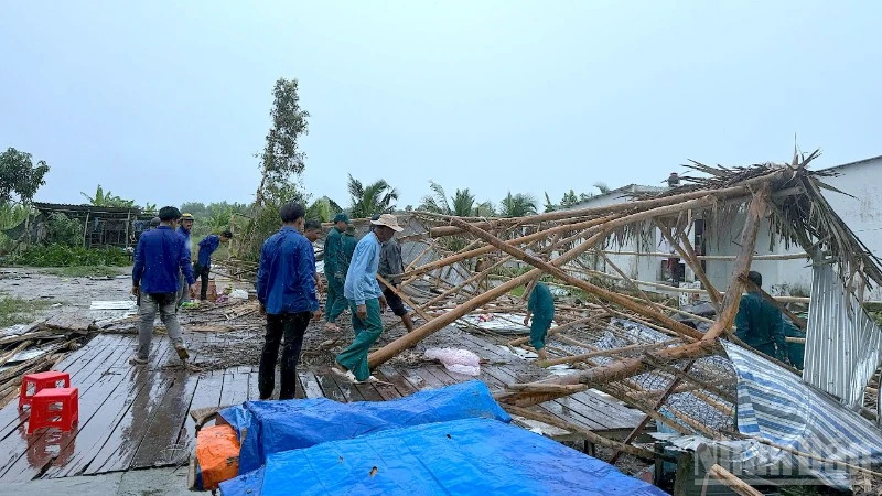 Dông lốc phá hỏng 27 nhà dân ở Cà Mau