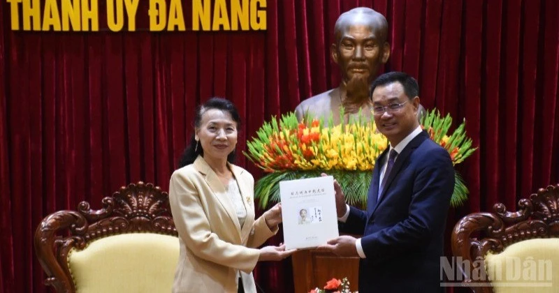 El secretario del Partido Comunista de Vietnam en la ciudad vietnamita de Da Nang, Le Ngoc Quang, recibe a la cónsul general de China en la urbe, Dong Biyou.