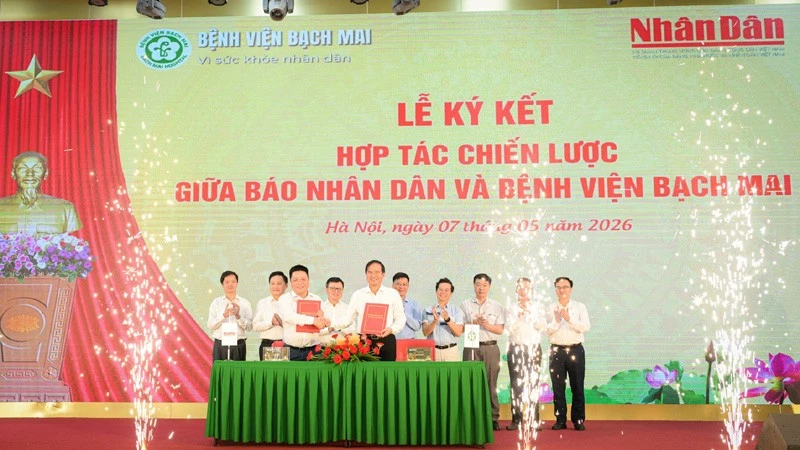 Báo Nhân Dân và Bệnh viện Bạch Mai ký kết hợp tác chiến lược