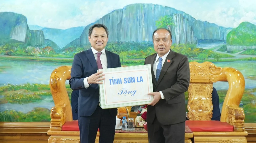 Bộ đội Biên phòng Sơn La thăm, chúc Tết lực lượng vũ trang nước bạn Lào