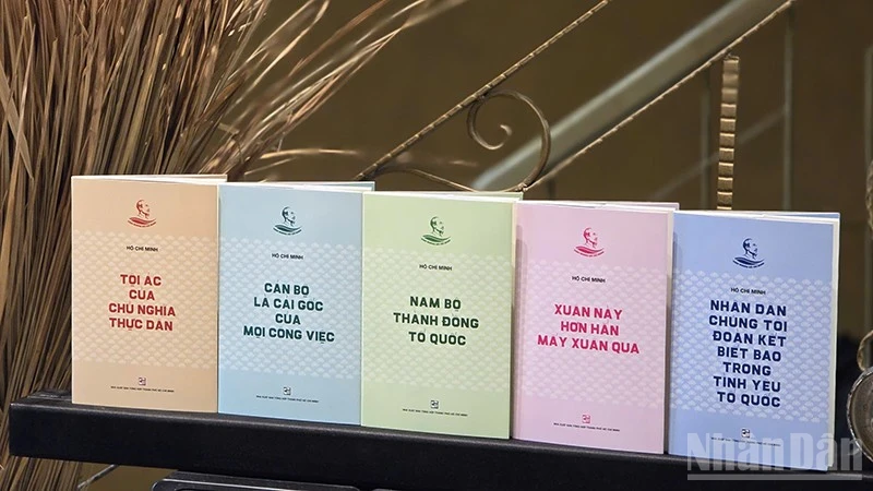 Ra mắt Tủ sách “Vinh quang Hồ Chí Minh”