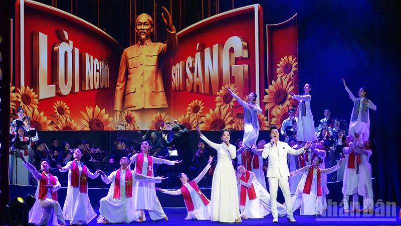 Chương trình nghệ thuật “Hồ Chí Minh - Nguồn sáng dẫn đường”