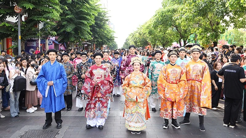 Lễ hội áo dài Thành phố Hồ Chí Minh lần thứ 12 mang chủ đề “Sợi tơ vàng son - Dệt nên khát vọng
