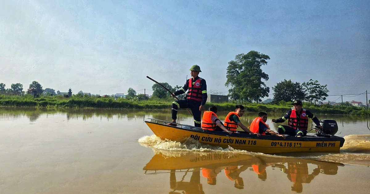 Waterway Rescue Team 116 enter flooded areas to conduct rescue operations and support local residents.
