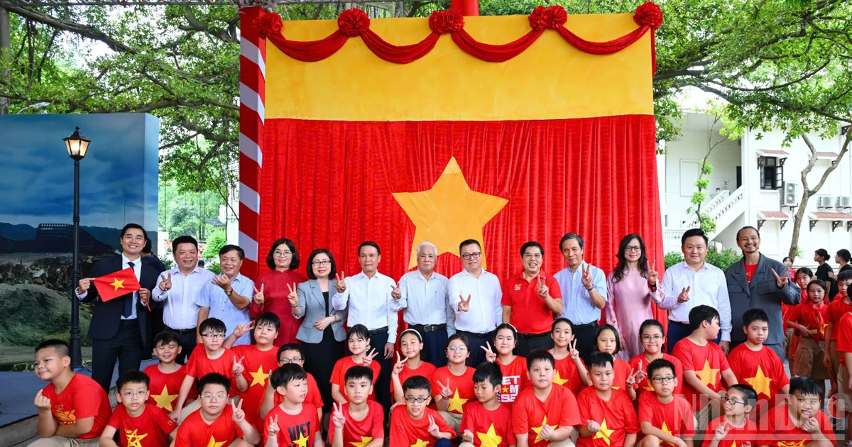 《人民报》社推出纪念八月革命和国庆80周年的特刊和互动展览【组图】