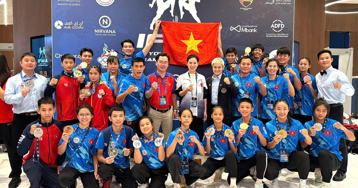 Vietnamese muay fighters proudly hold their hard-earned medals. (Photo: Viet Nam Muay Team)