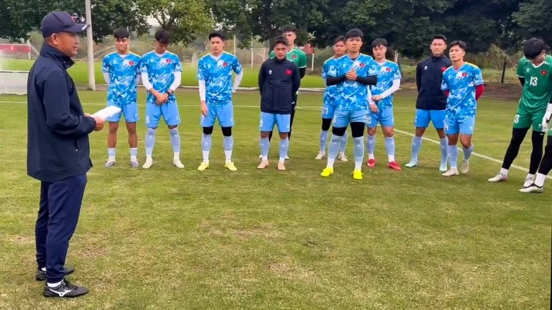 越南U22队教练组在训练中向球员进行战术布置。图片来源：VFF