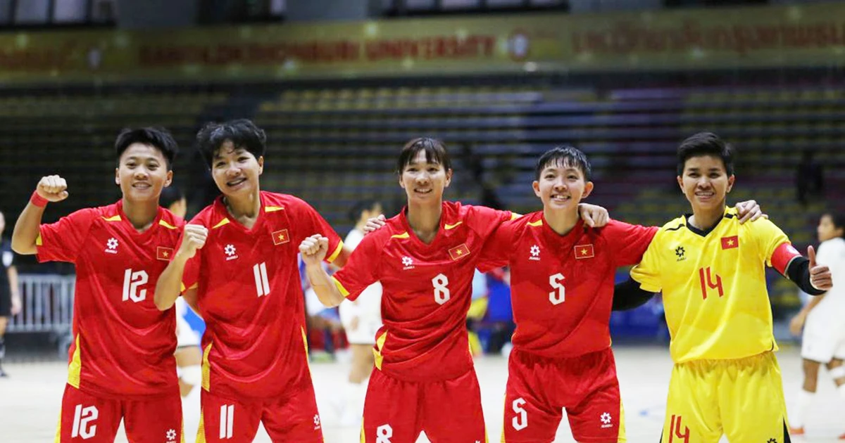 越南五人制女足队员在决赛中庆祝胜利。