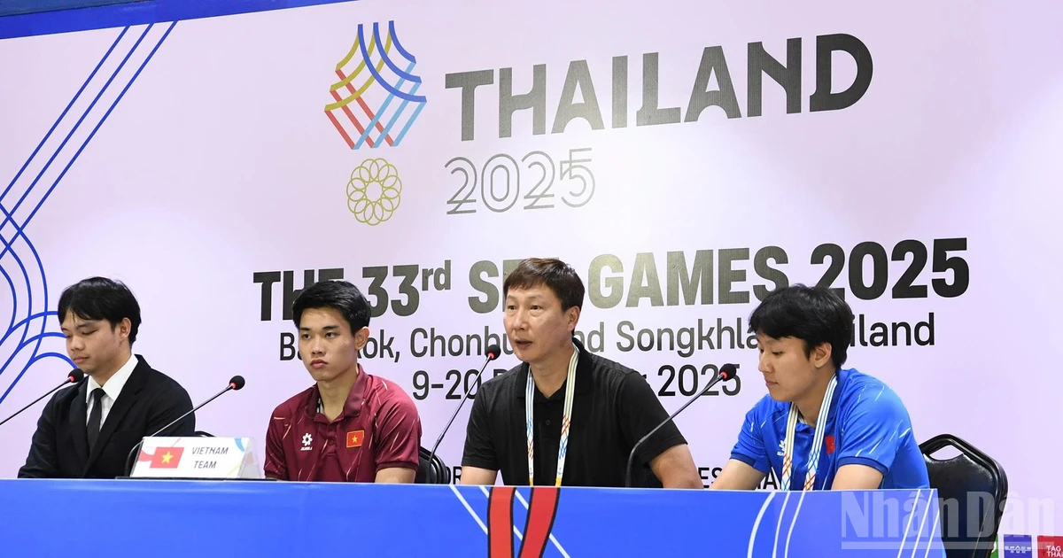 越南男足主教练金相植在赛后新闻发布会上发言。