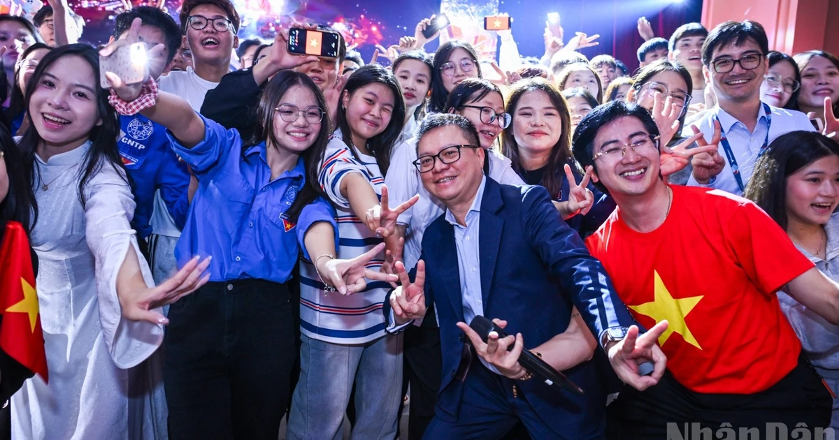 VinUni大学生在《祖国在我心中：音乐会电影》中情绪升华【组图】