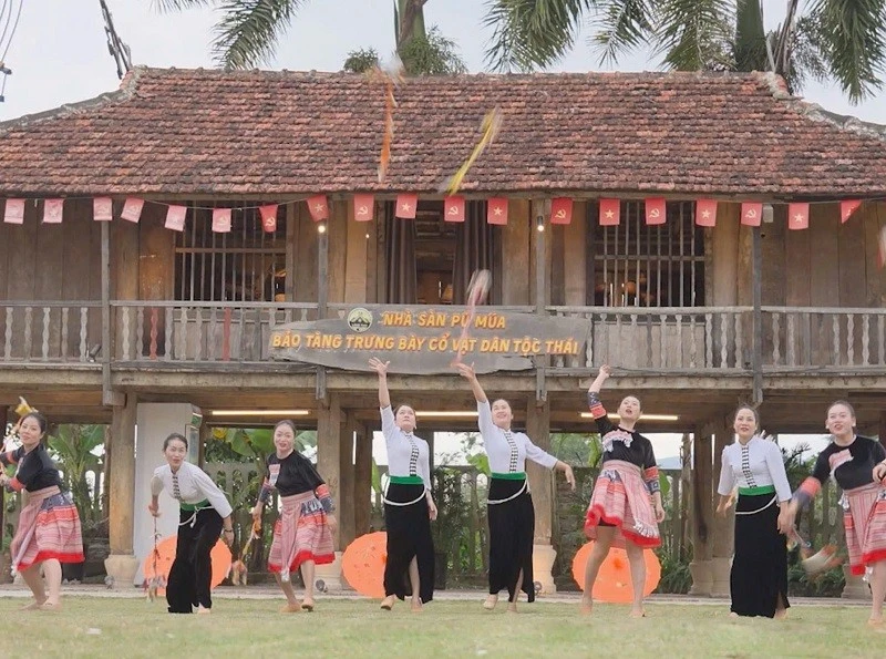 La población de Dien Bien practica el lanzamiento de Con para el próximo Festival.