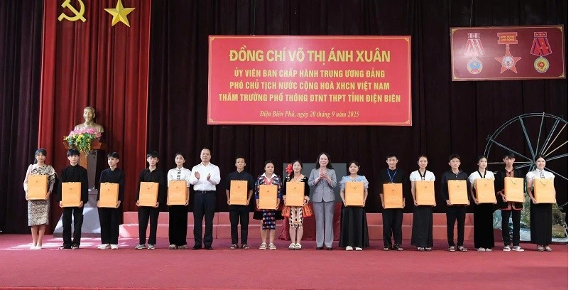 The Vice President awarded 30 scholarships to students from ethnic minority families who are currently studying at the Dien Bien Provincial Boarding School for Ethnic Minorities.