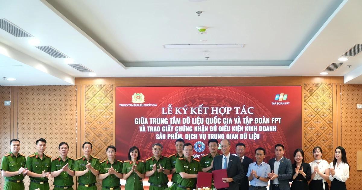Bộ Công an trao Giấy chứng nhận kinh doanh dịch vụ trung gian dữ liệu cho FPT