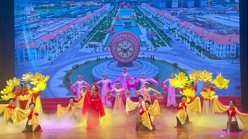 An artistic performance at the closing ceremony.