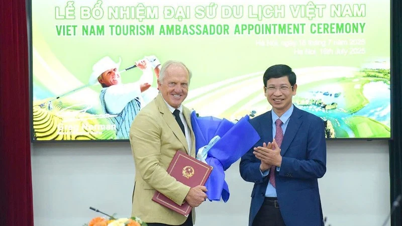 Deputy Minister Ho An Phong presents the decision appointing Greg Norman as Viet Nam’s Tourism Ambassador for the 2025–2030 term. (Photo: Organising Committee)