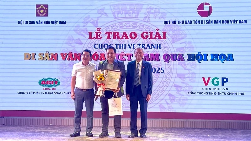 The first prize is awarded to the woodcut piece “Under the Millennial Shade” by Le Phi Hung.