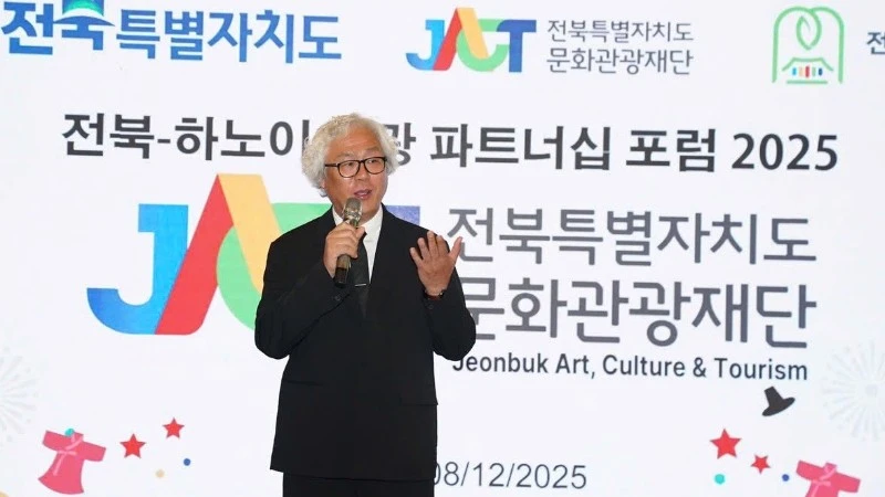 Lee Yong Woo, representante del Fondo de Cultura y Turismo de Jeonbuk, interviene en el evento.