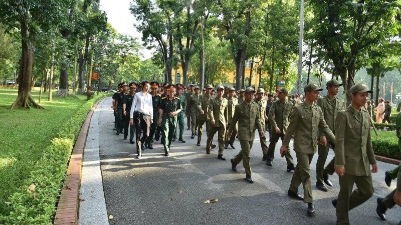 Participantes en el desfile por Día Nacional rinden homenaje al Presidente Ho Chi Minh