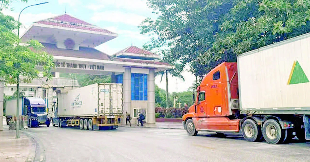 Import-export activities at Thanh Thuy International Border Gate.