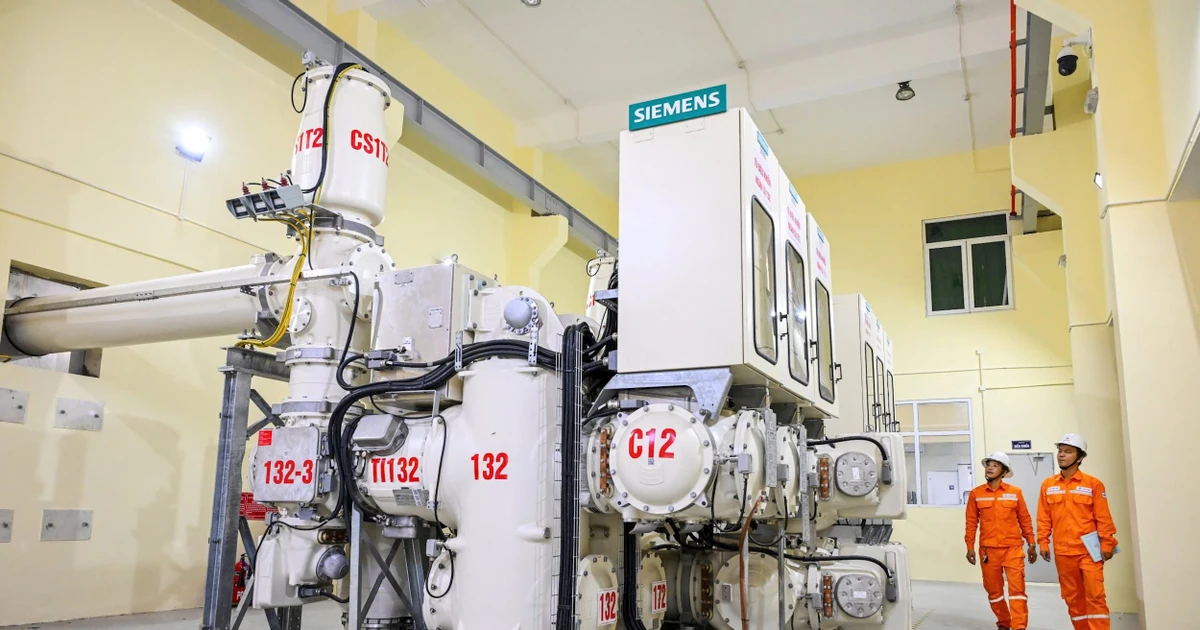 EVNHANOI workers inspect and operate the compact switchgear system. (Photo: Thanh Dat)