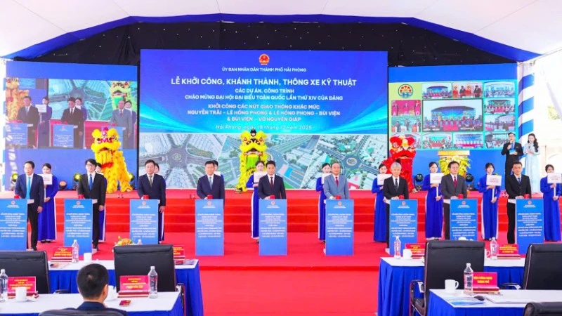 Delegates perform the ground-breaking ceremony for three investment projects to build grade-separated interchanges at Le Hong Phong–Nguyen Trai, Bui Vien–Le Hong Phong and Bui Vien–Vo Nguyen Giap (Hai Phong).