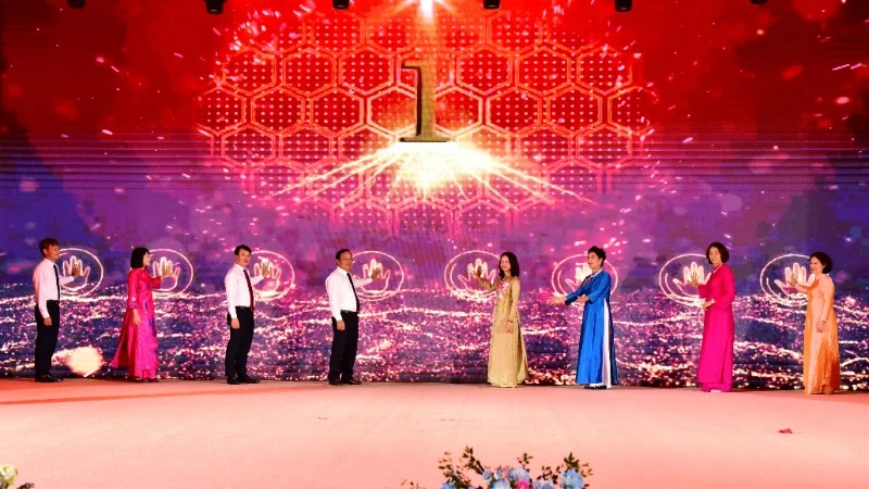 Lễ hội áo dài “Phụ nữ Hải Phòng-Di sản và kết nối