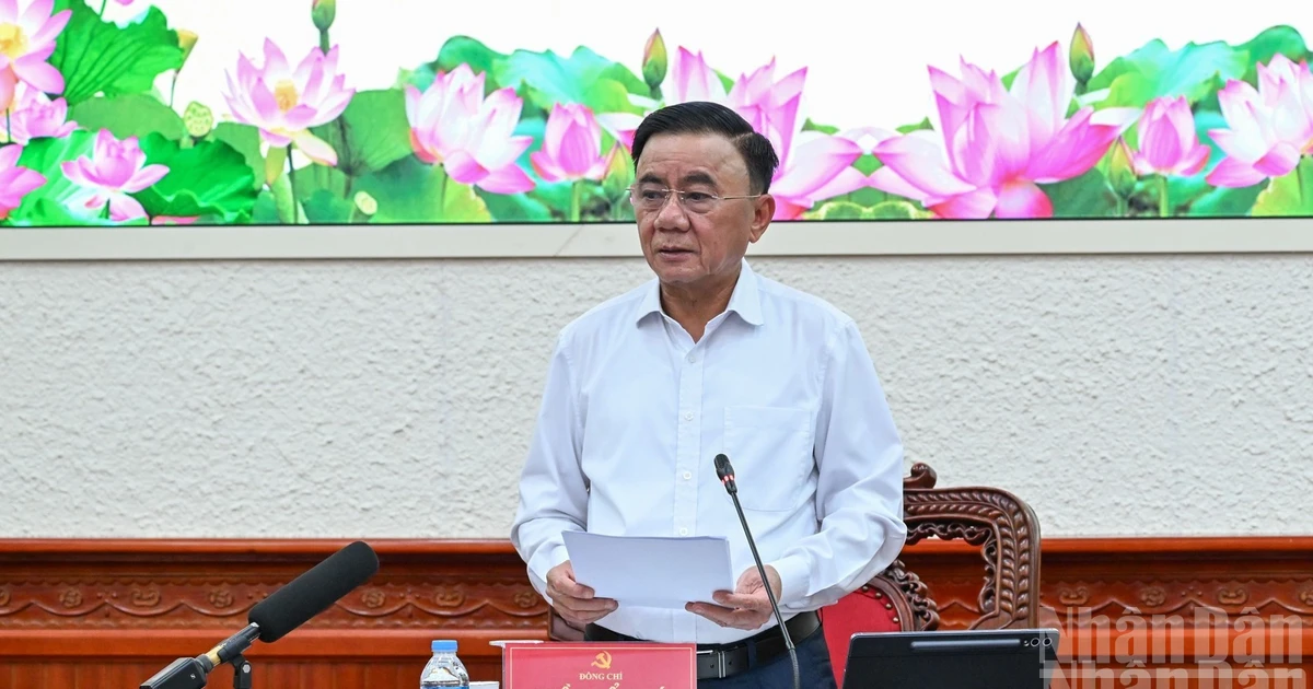 Chỉ thị của Bộ Chính trị về tăng cường sự lãnh đạo của Đảng và phát huy vai trò của các hội quần chúng