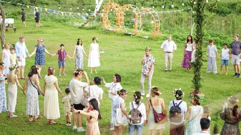 Midsummer: Sắc màu lễ hội mùa hè Thụy Điển giữa lòng Hà Nội 관련 이미지