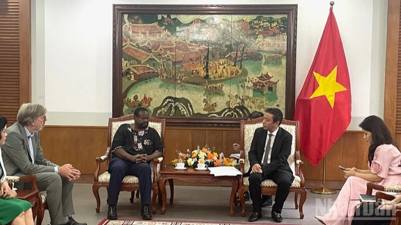 Deputy Minister of Culture, Sports and Tourism Hoang Dao Cuong receives a delegation of experts from UNESCO’s Memory of the World Programme.