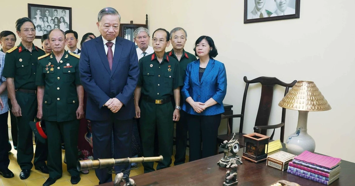Tổng Bí thư Tô Lâm dâng hương tưởng niệm tại Di tích nhà số 48 phố Hàng Ngang