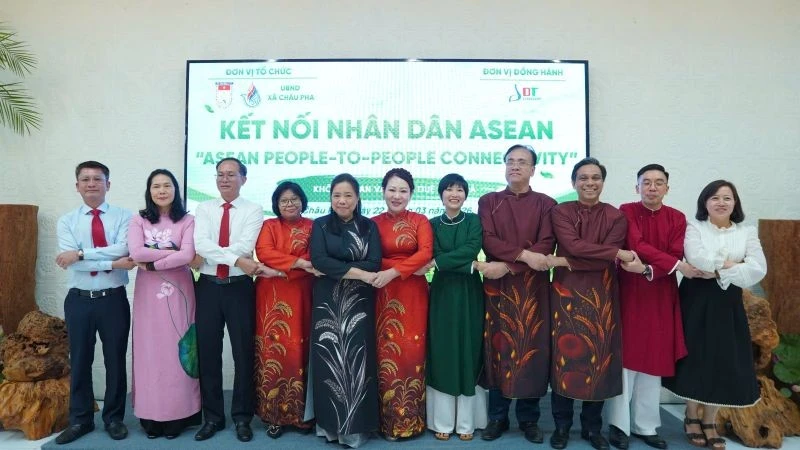 Tiệc trà hữu nghị “Kết nối nhân dân ASEAN