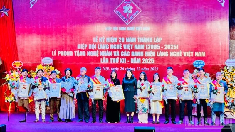 The titles of Village Craft Artisan are conferred. (Photo: HNV)